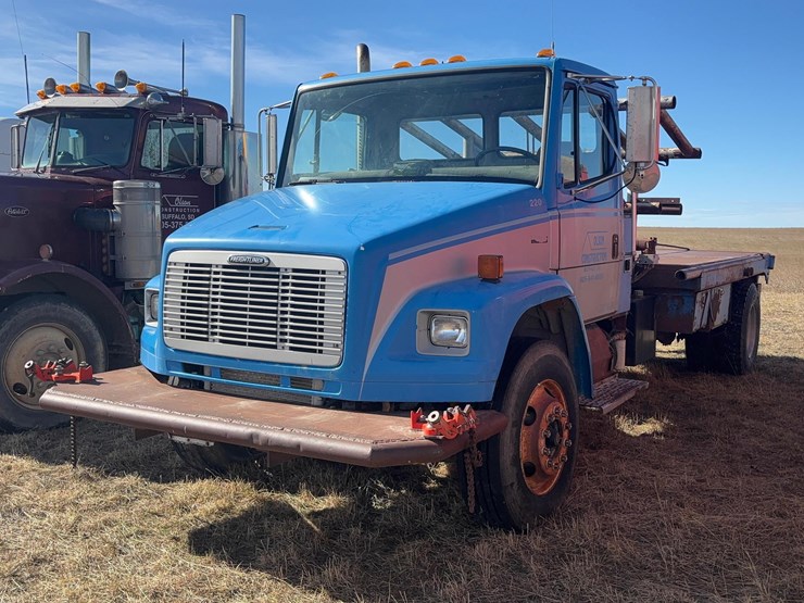 2000-freightliner-fl70-image-1