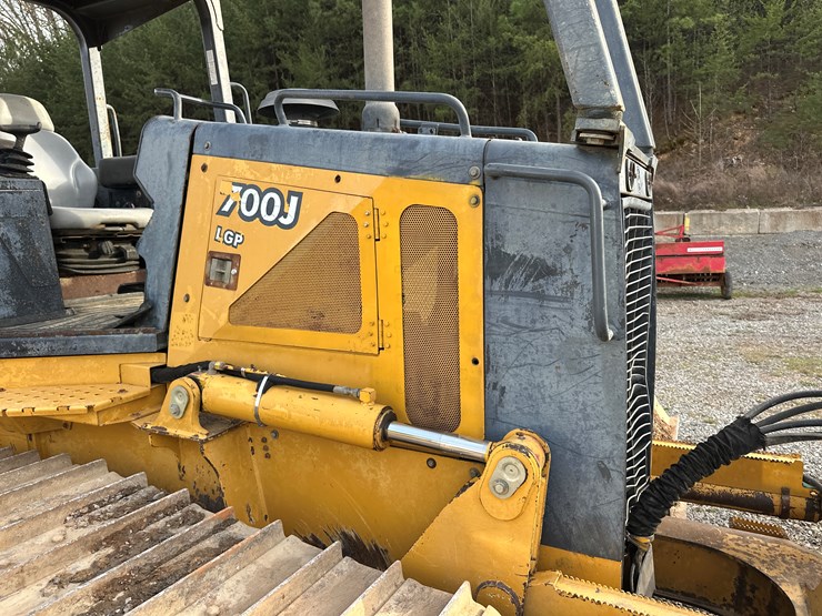 2006-deere-700j-image-20