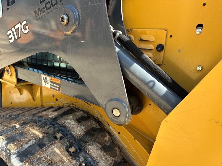 2019-deere-317g-image-23