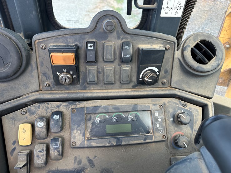 2011-deere-310sj-image-40
