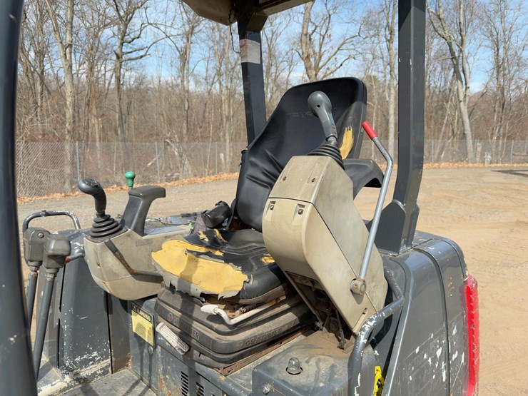 2007-takeuchi-tb135-image-25