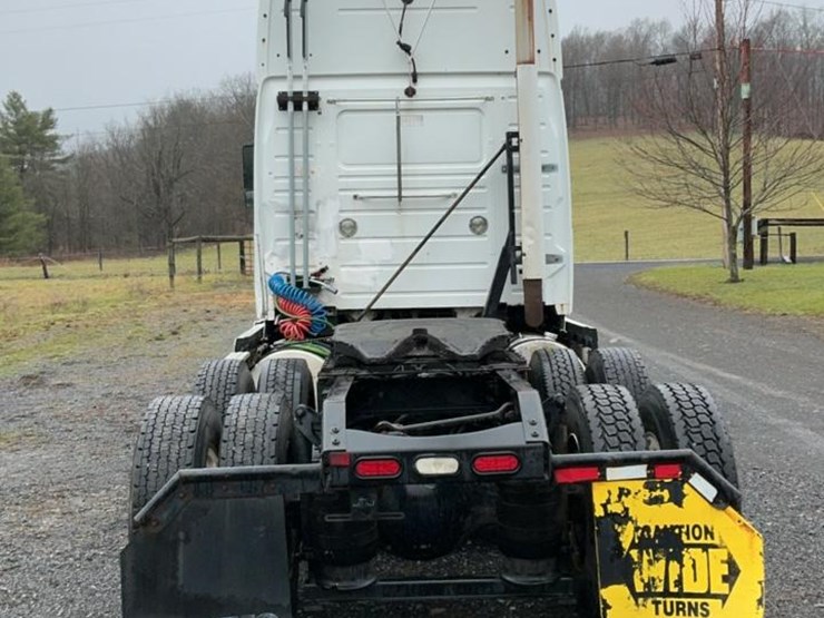 #126-•-2009-volvo-isx-semi-truck-image-4