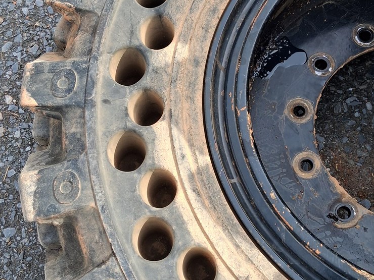 #103-•-solid-rubber-telehandler-tires-image-2