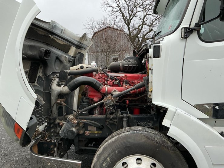 #126-•-2009-volvo-isx-semi-truck-image-9