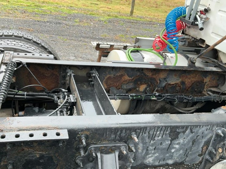 #126-•-2009-volvo-isx-semi-truck-image-56