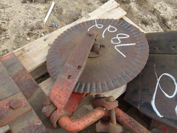 #7822-•-(2)-ac-plow-bottoms-w/-1-coulter-image-4