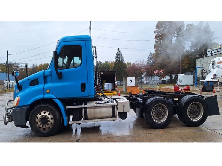 2016-freightliner-cascadia-113-image-2