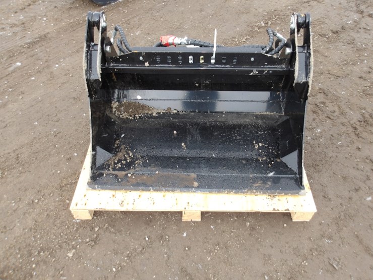 #7806-•-39"-mini-quick-attach-4-in-1-bucket-image-5