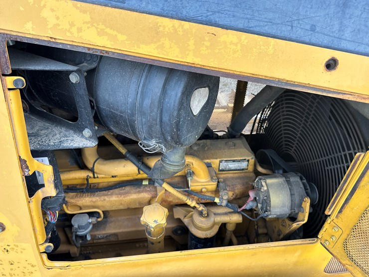 2006-deere-700j-image-34