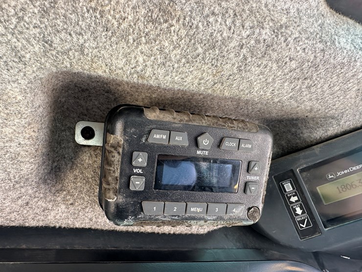 2019-deere-317g-image-32