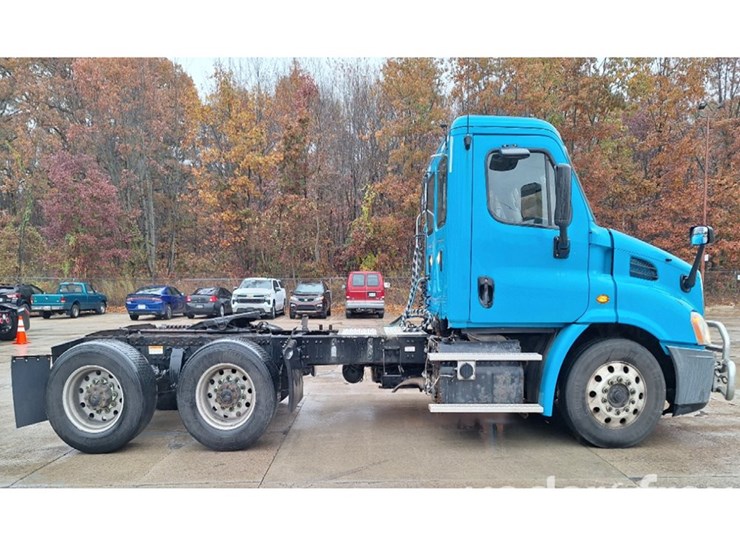 2016-freightliner-cascadia-113-image-4