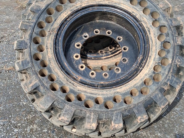 #103-•-solid-rubber-telehandler-tires-image-5