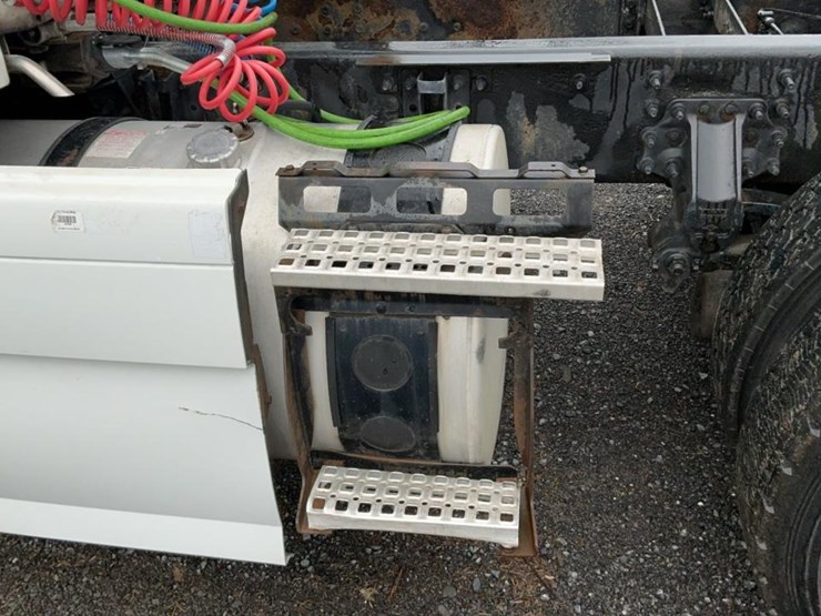 #126-•-2009-volvo-isx-semi-truck-image-45