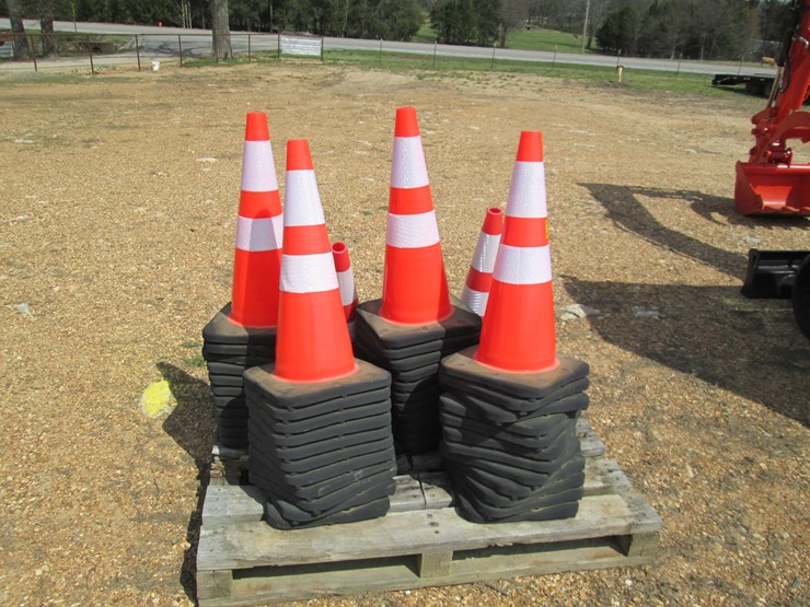 #37301-•-lot-of-(50)-traffic-cones-image-3