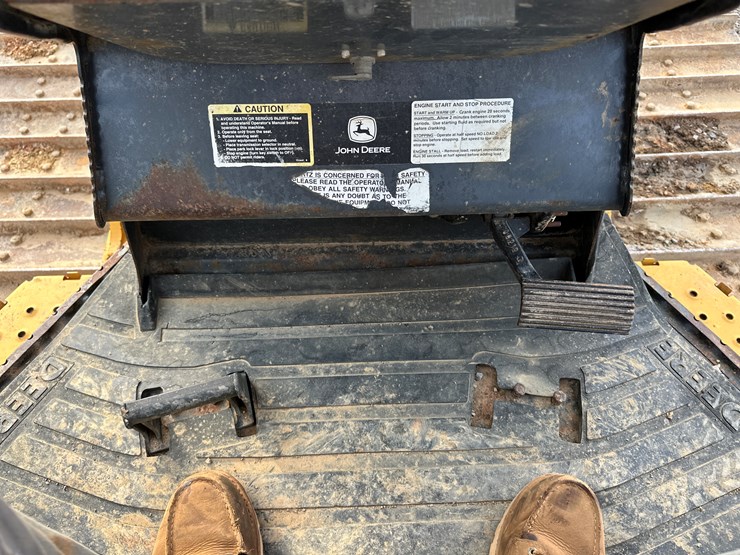 2006-deere-700j-image-29