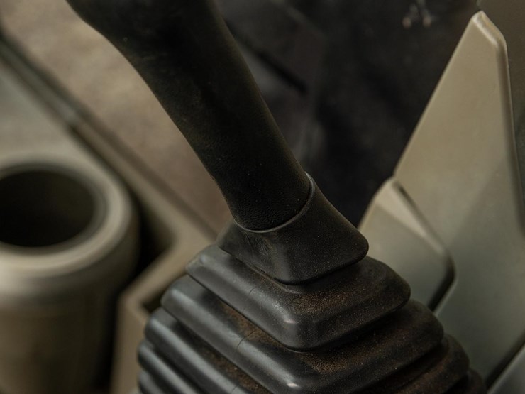 2013-caterpillar-324e-image-18