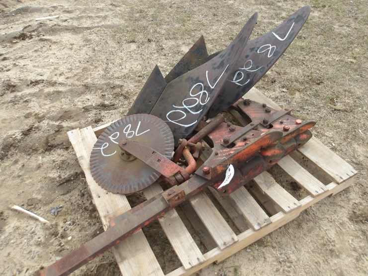 #7822-•-(2)-ac-plow-bottoms-w/-1-coulter-image-1