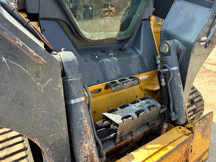 2017-deere-333g-image-11