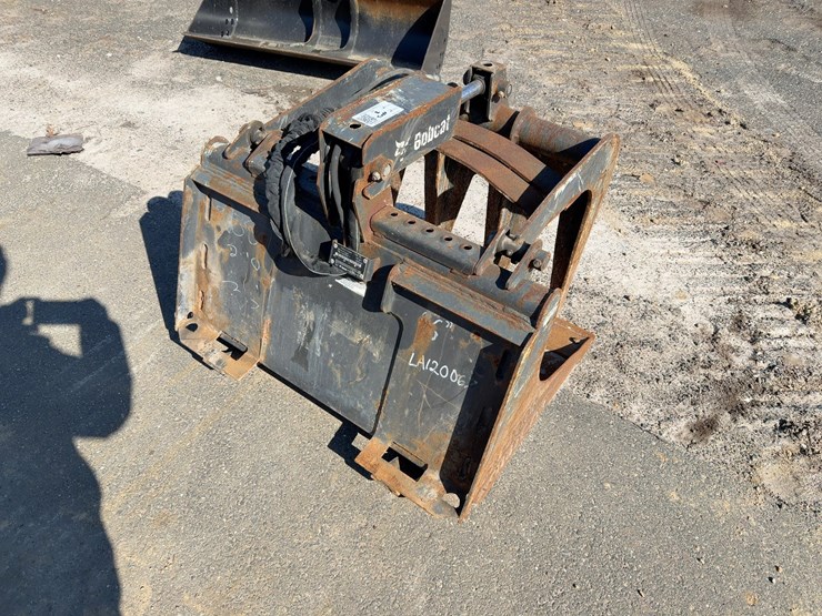 bobcat-36"-bucket-grapple-image-4