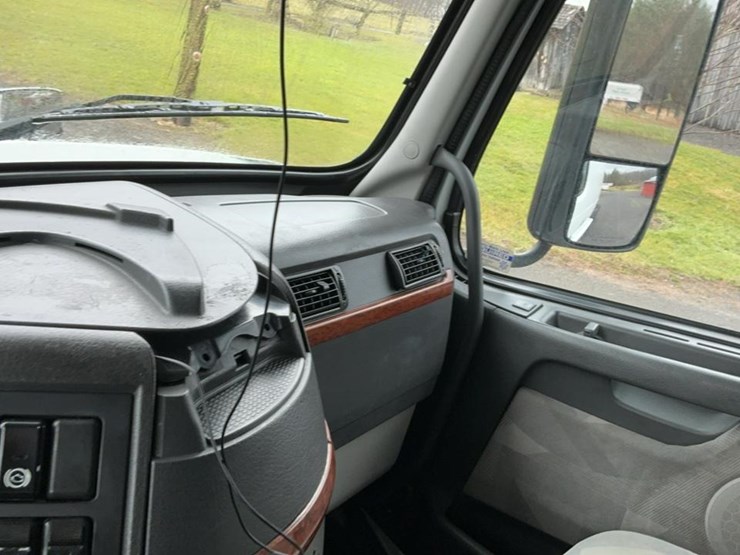 #126-•-2009-volvo-isx-semi-truck-image-22