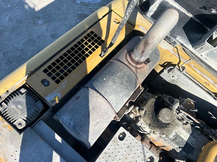 2011-caterpillar-329d-image-24