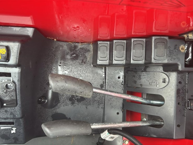 2023-massey-ferguson-4707-image-40