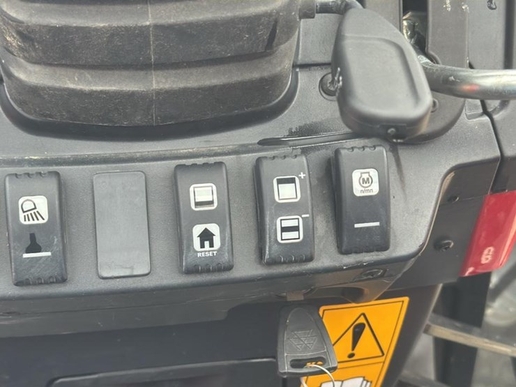 2023-massey-ferguson-4707-image-34