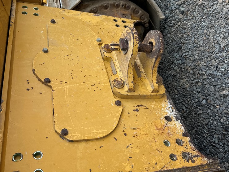 2006-deere-700j-image-32