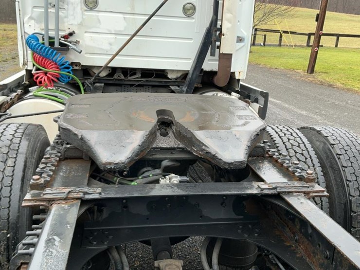 #126-•-2009-volvo-isx-semi-truck-image-50