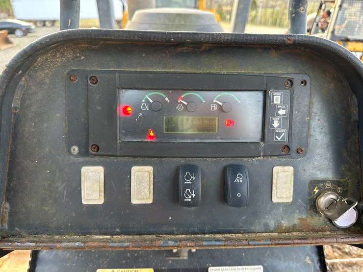 2006-deere-700j-image-30