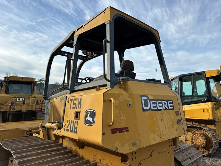 2006-deere-700j-image-23