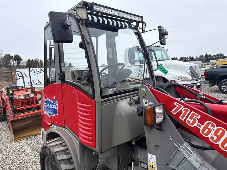 2014-takeuchi-tw40-image-40