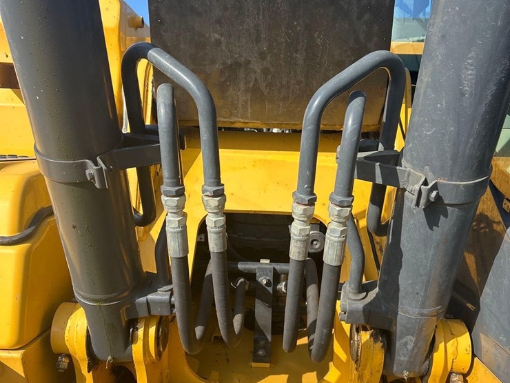 2015-deere-210g-lc-image-15