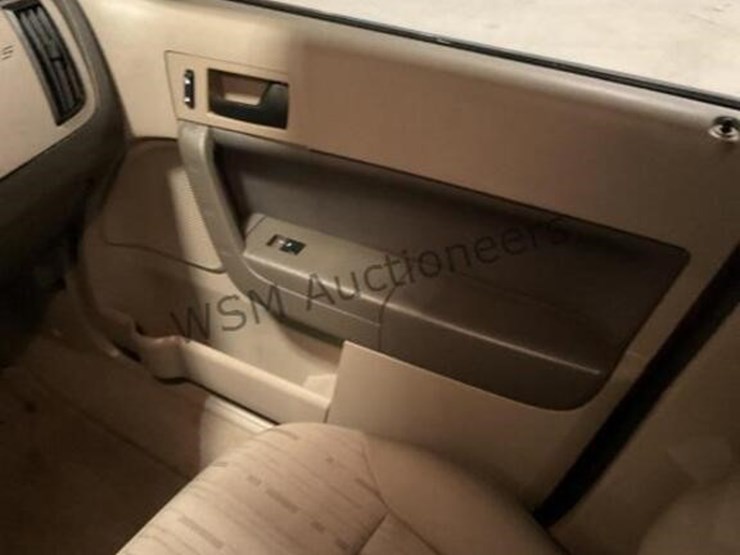 2011-ford-focus-se-sdn-image-19