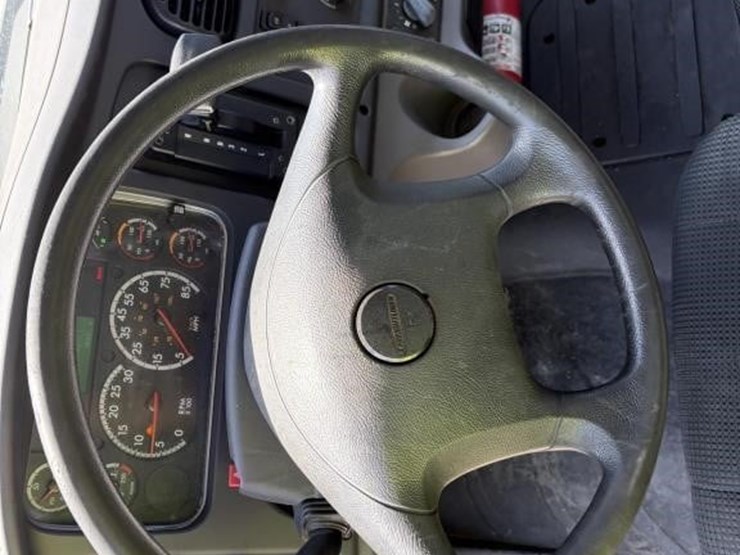 2018-freightliner-m2-106-image-13