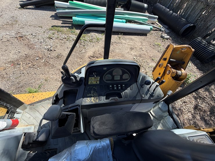 2015-caterpillar-416f-image-16