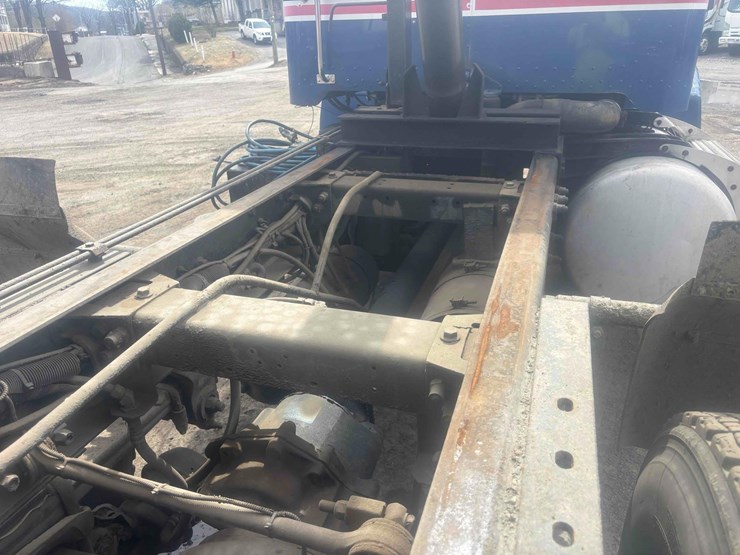 2004-peterbilt-385-image-15