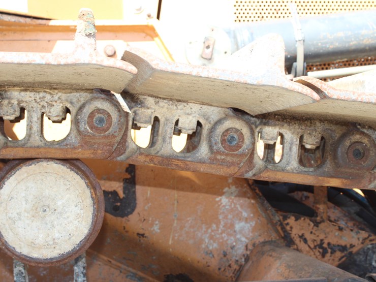 2017-case-580m-image-9