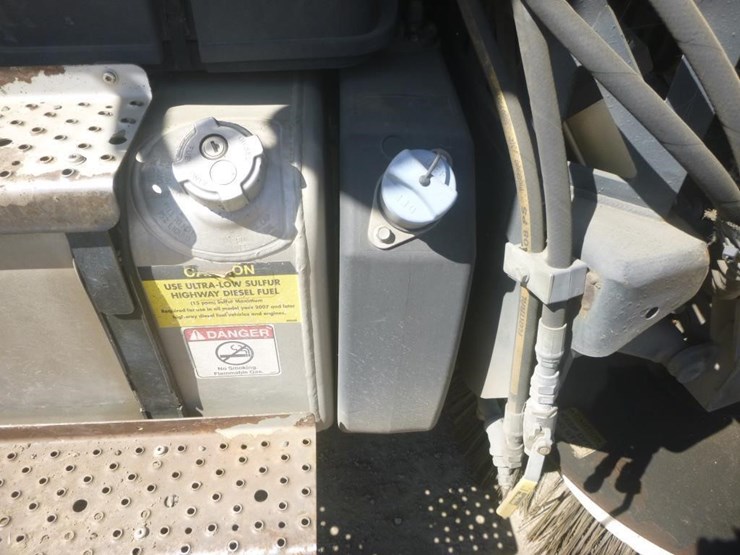 2017-freightliner-m2-106-image-24