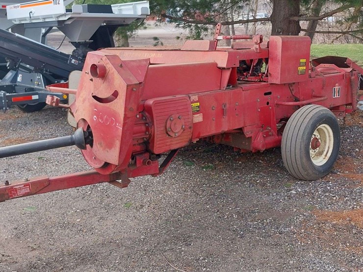 ih-435-square-baler-image-2