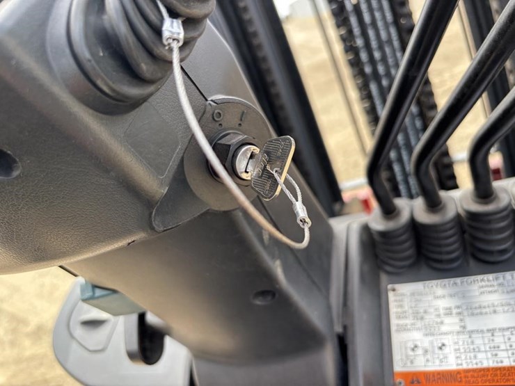 2013-toyota-8fgcu32-image-23