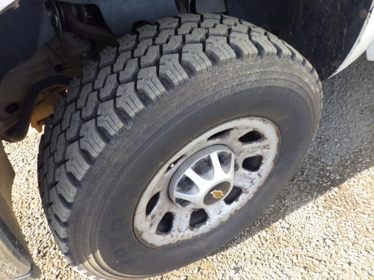 2013-chevrolet-3500hd-image-13