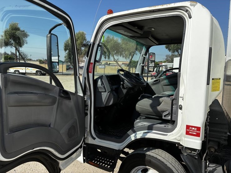 2013-isuzu-npr-image-15