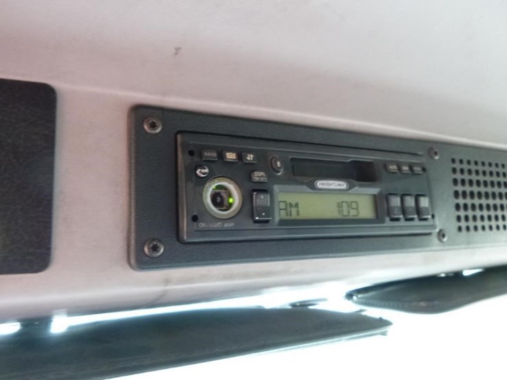 2001-freightliner-fl70-image-15