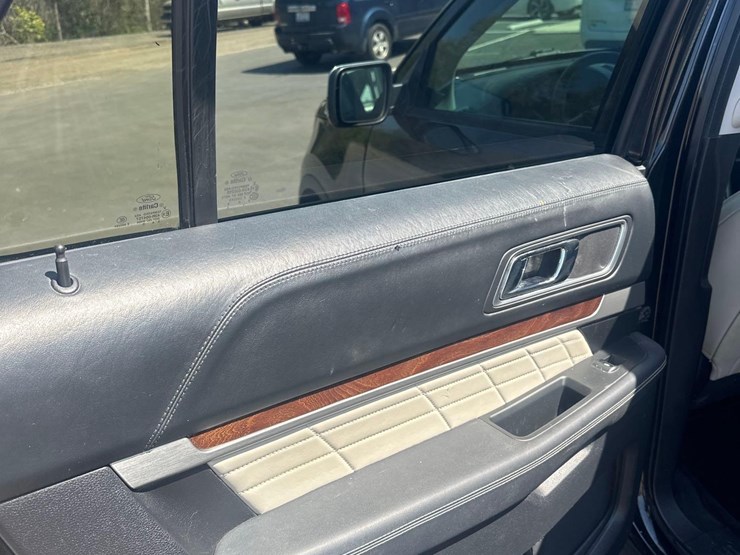 2016-ford-explorer-platinum-image-10