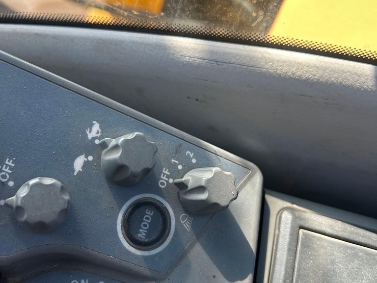 2015-deere-210g-lc-image-47