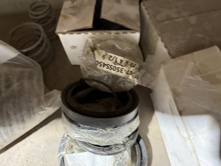 6-shelve-section-of-kerr-&-some-ofm-triplex-pump-parts-image-4