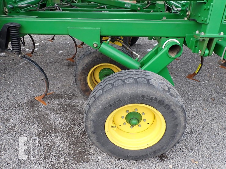 2013-john-deere-2310-image-12