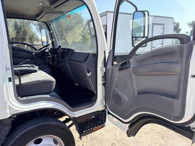 2015-isuzu-npr-image-14