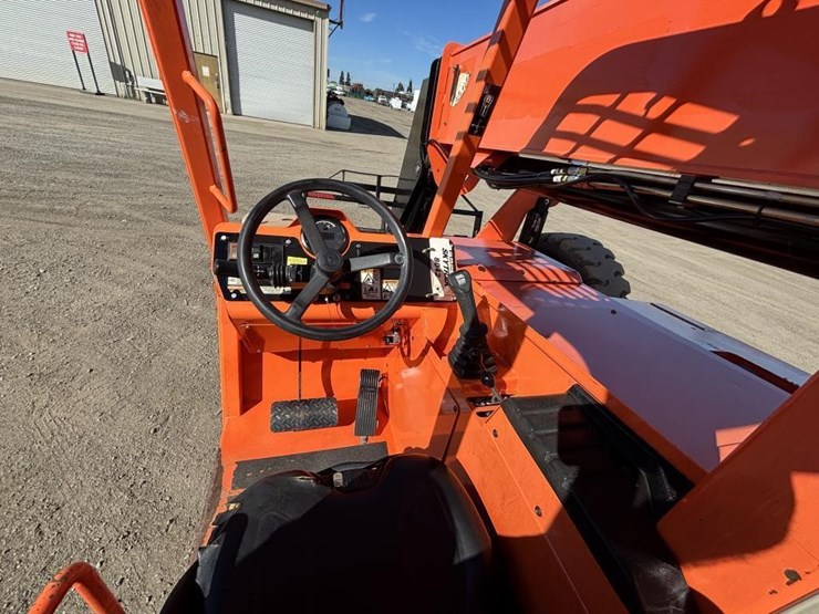 2016-jlg-8042-image-26